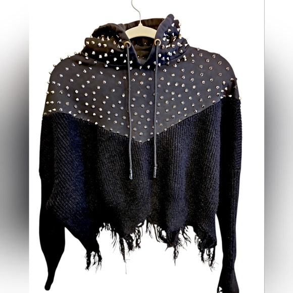 AKIRA Sweaters - AKIRA Black Studded Cropped Sweater Hoodie Sz Small